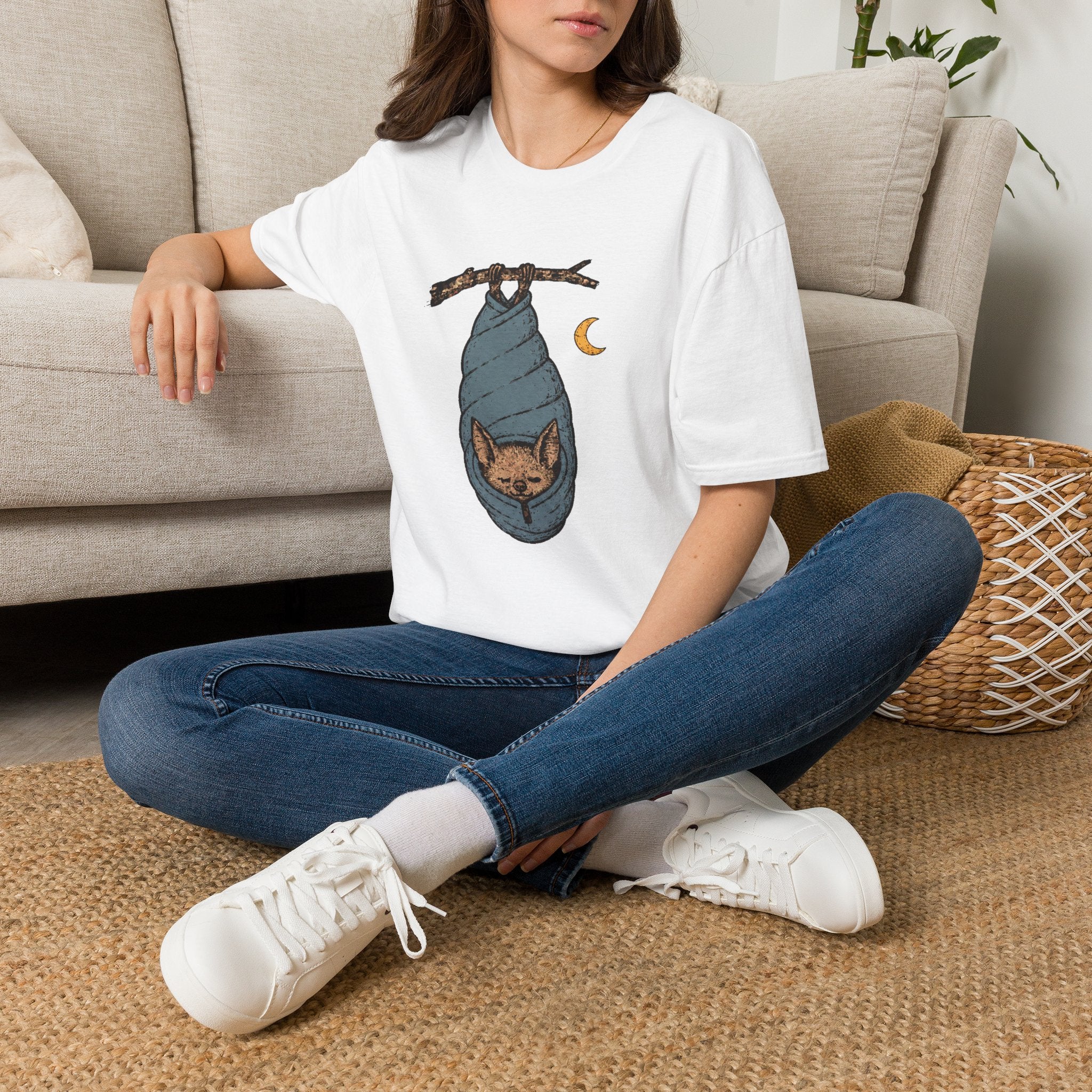 Fledermaus im Schlafsack – Gemütliche Nachtschicht T-Shirt