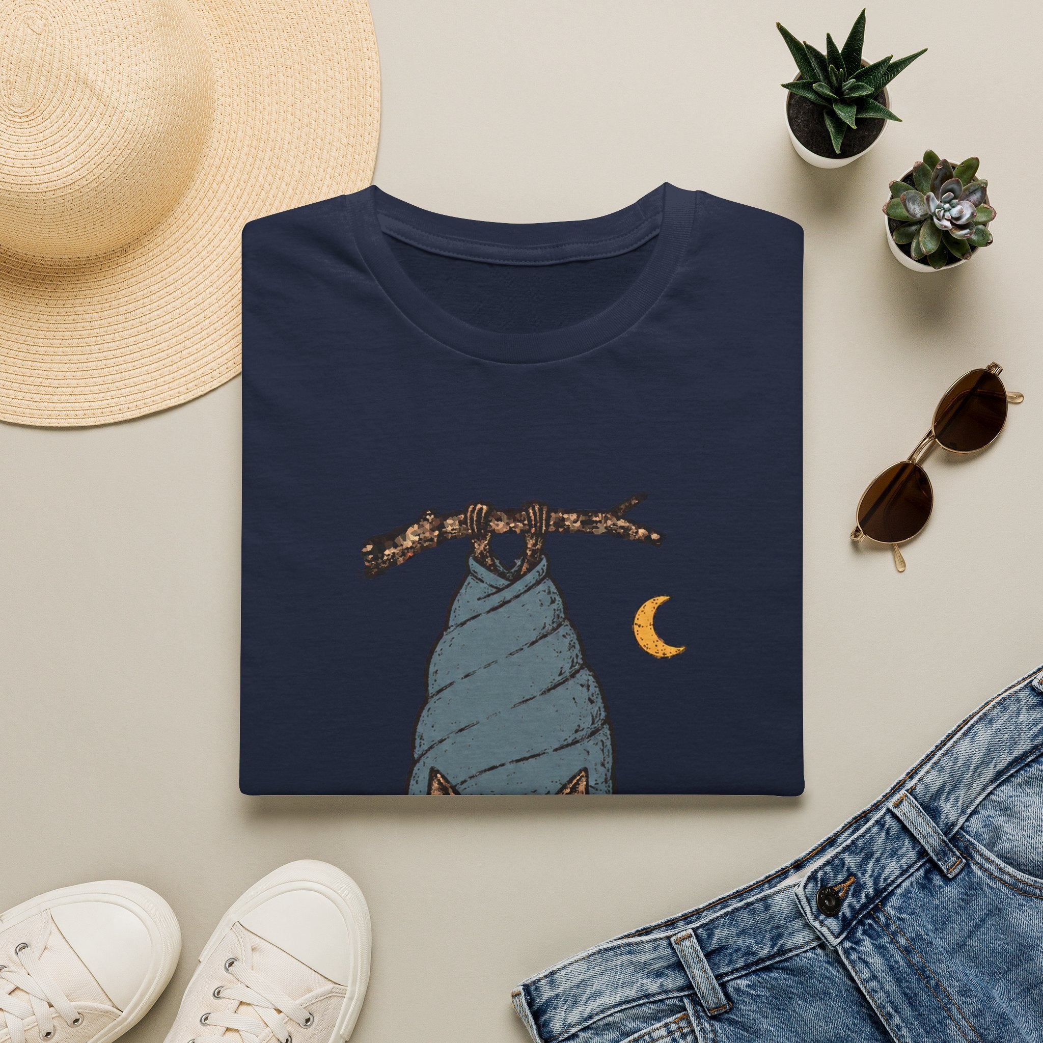 Fledermaus im Schlafsack – Gemütliche Nachtschicht T-Shirt
