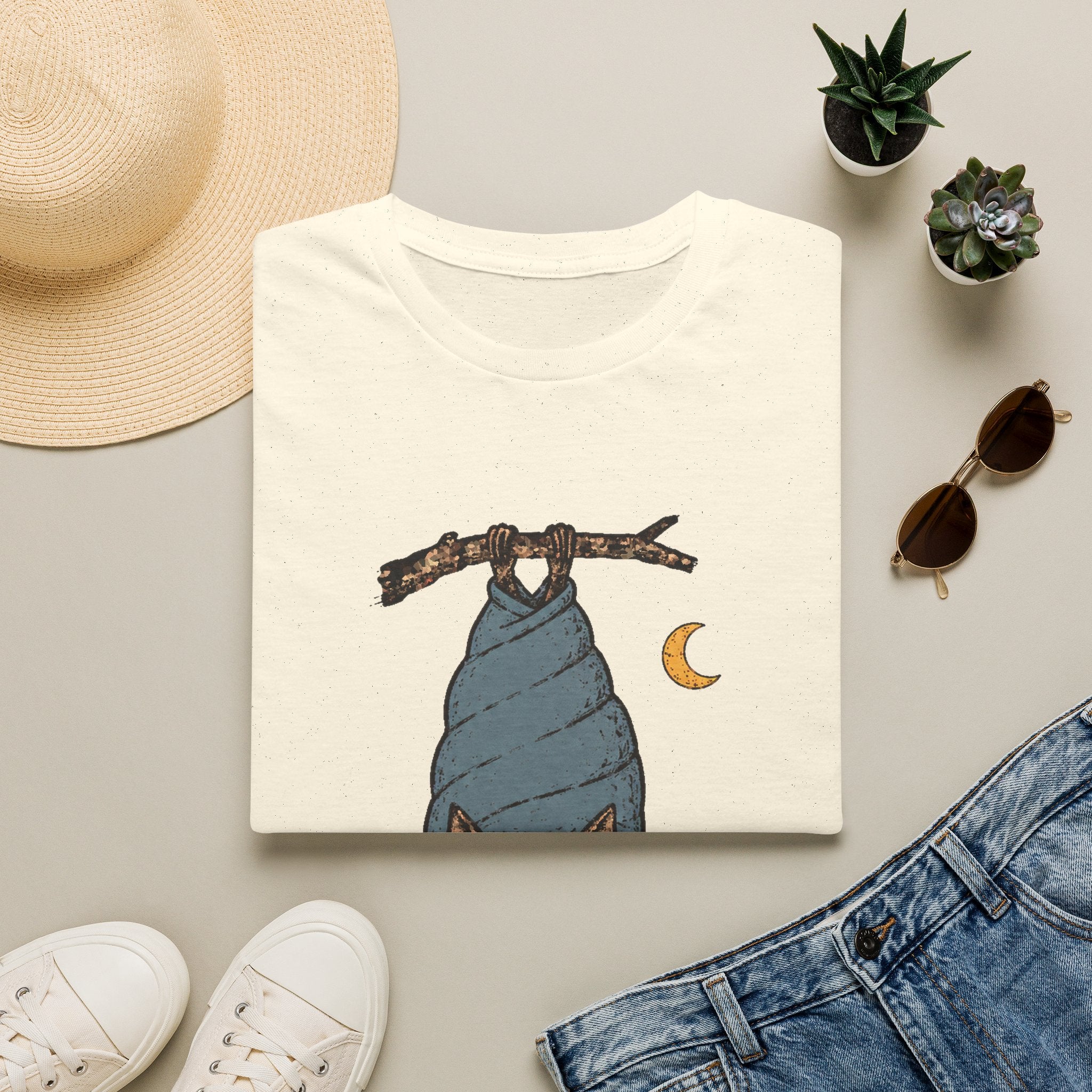 Fledermaus im Schlafsack – Gemütliche Nachtschicht T-Shirt