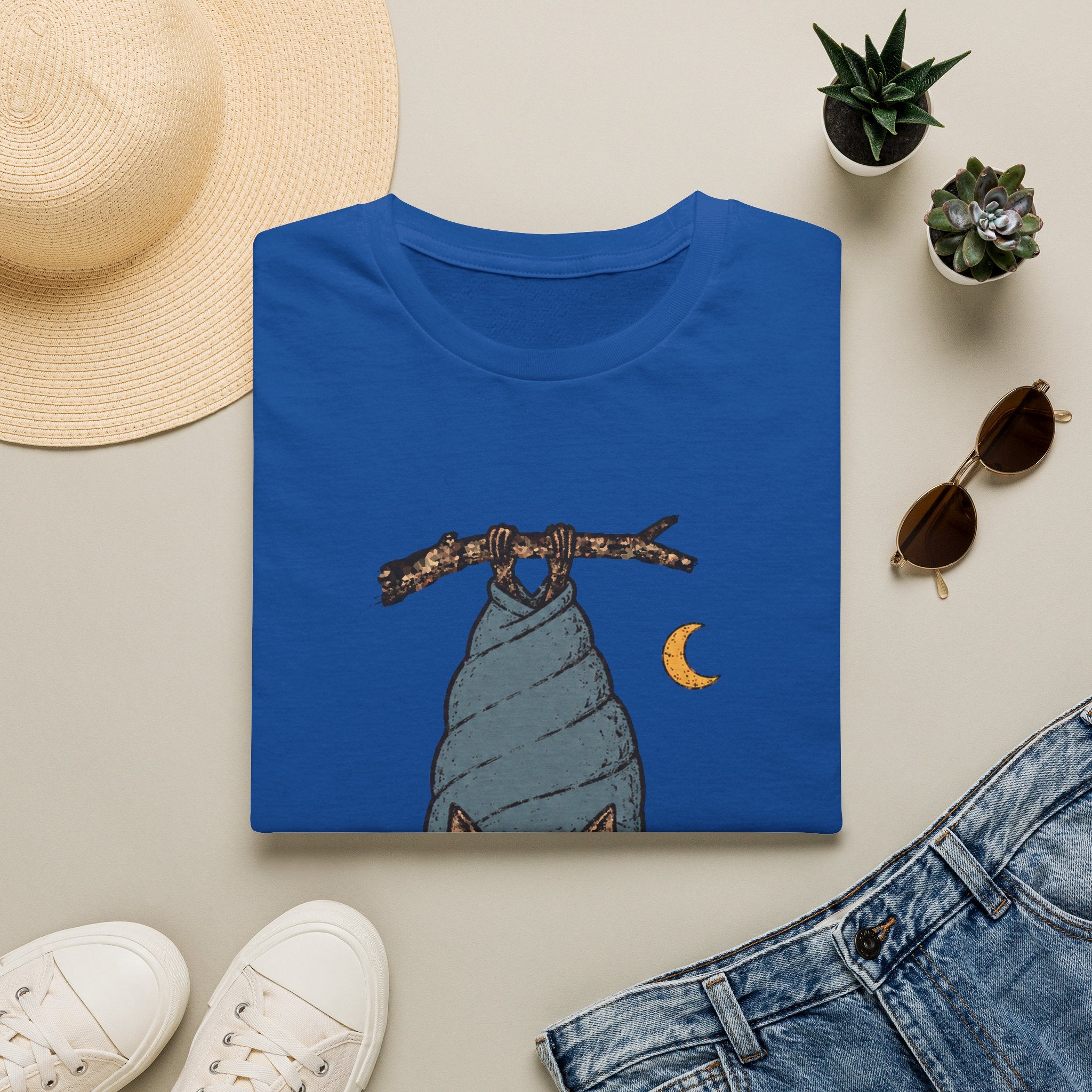 Fledermaus im Schlafsack – Gemütliche Nachtschicht T-Shirt