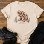 Zelt unter Tannenzapfen T-Shirt