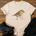 Wintergoldhähnchen mit Wanderstock T-Shirt