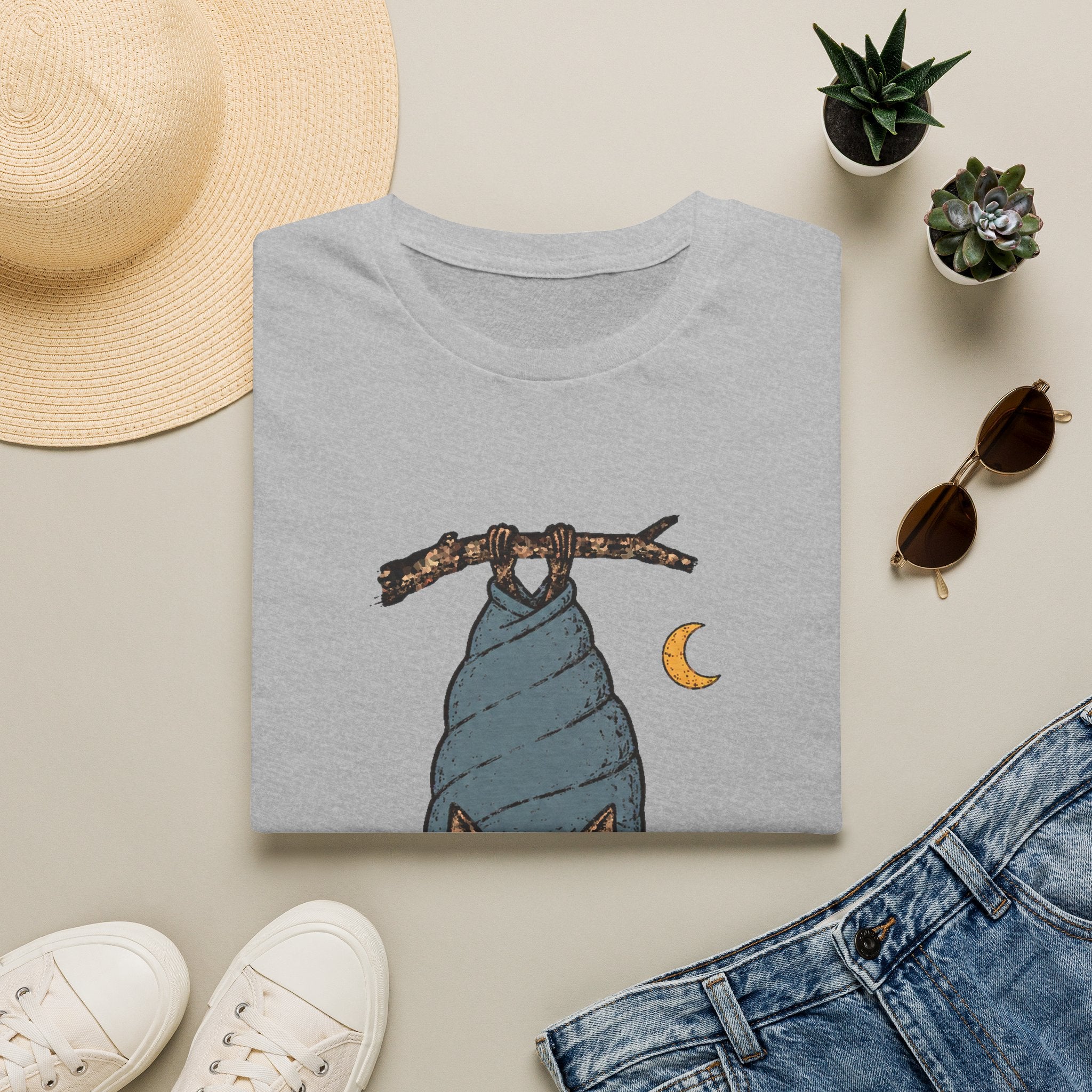 Fledermaus im Schlafsack – Gemütliche Nachtschicht T-Shirt