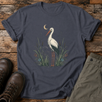 Storch im Schilf bei Nacht T-shirt