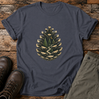 Tannenzapfen mit Waldhütte T-shirt