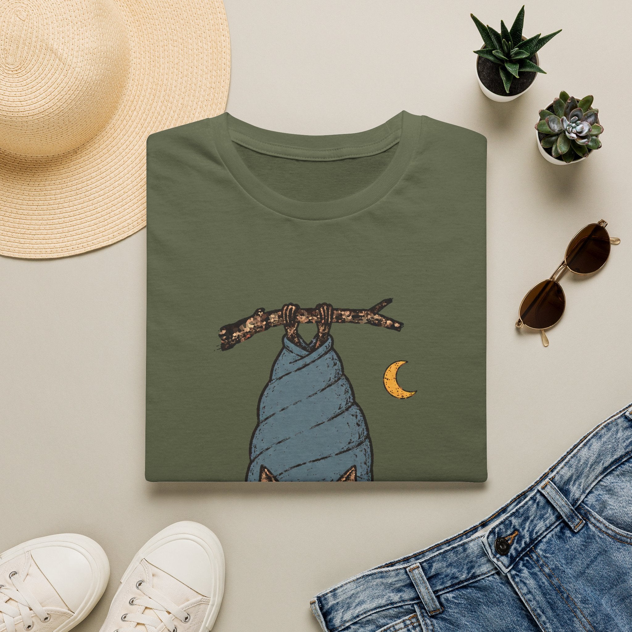 Fledermaus im Schlafsack – Gemütliche Nachtschicht T-Shirt