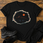 Landschaft im Baumstamm T-Shirt