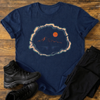 Landschaft im Baumstamm T-Shirt