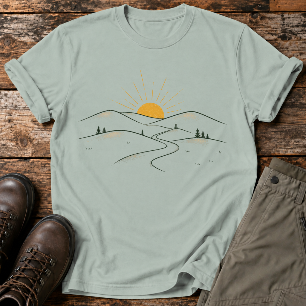 Sonnenaufgang über den Hügeln T-shirt
