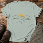 Sonnenaufgang über den Hügeln T-shirt